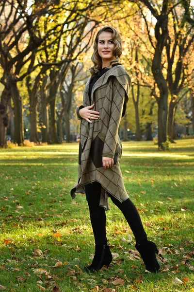 Vacker kvinna poserar i park — Stockfoto