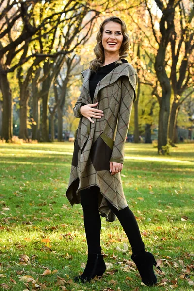 Kobieta moda w elegancki płaszcz — Zdjęcie stockowe
