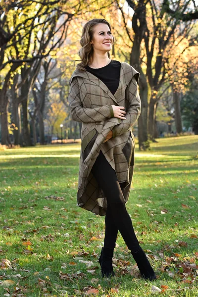 Mujer posando al aire libre — Foto de Stock