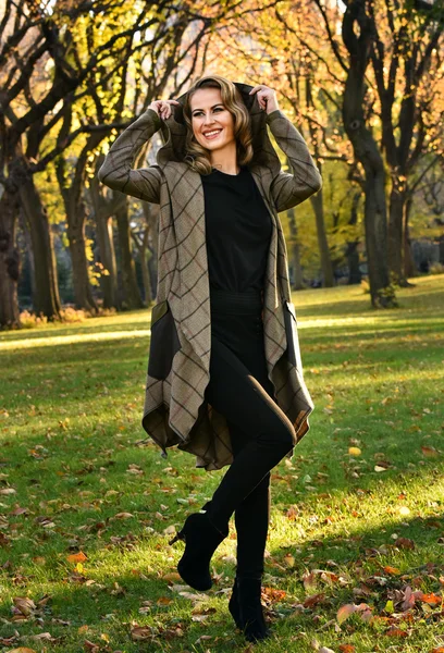 Donna sorridente in posa nel parco — Foto Stock