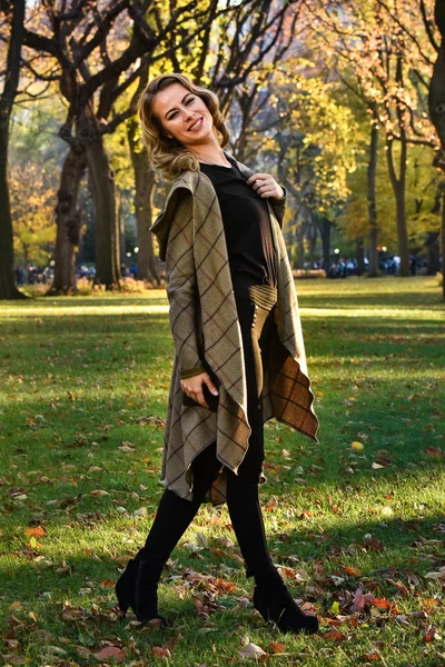 Beautiful woman posing in park — Stock Photo, Image