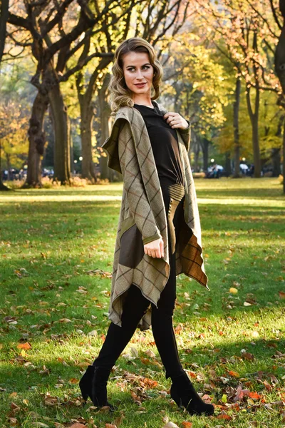 Mooie vrouw poseren in park — Stockfoto