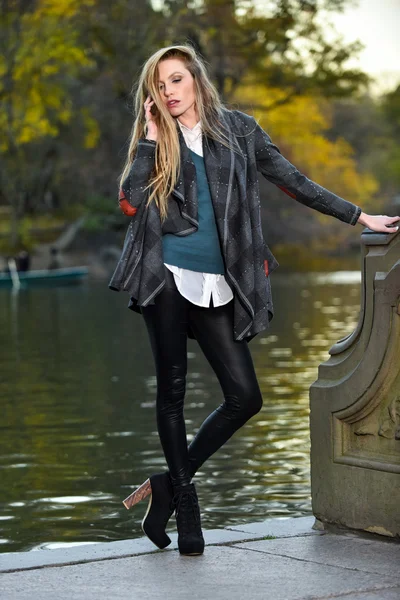 Vrouw dragen jas en legging — Stockfoto