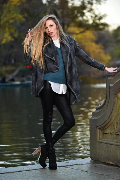 Frau trägt Mantel und Leggings — Stockfoto