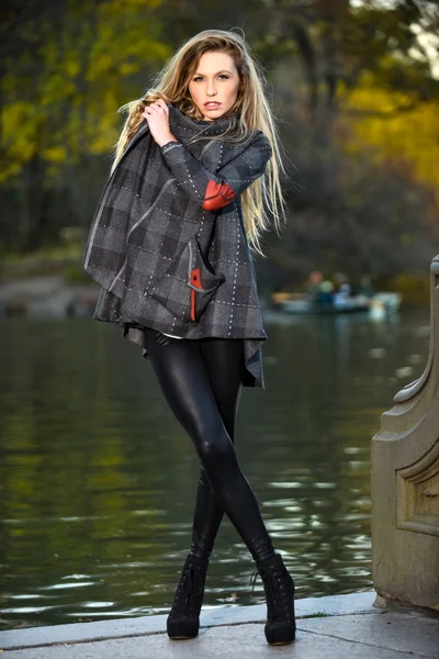 Mujer con estilo en abrigo — Foto de Stock