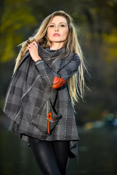 Model nosí kabát — Stock fotografie