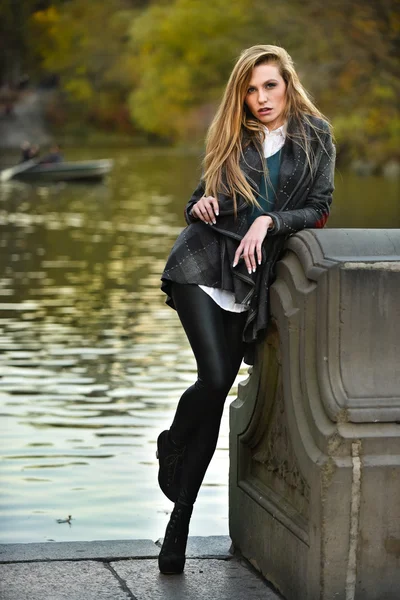 Stijlvolle vrouw poseren in park — Stockfoto