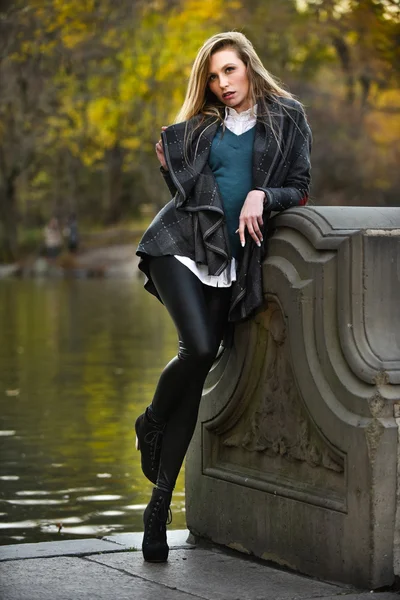 Mulher elegante posando no parque — Fotografia de Stock