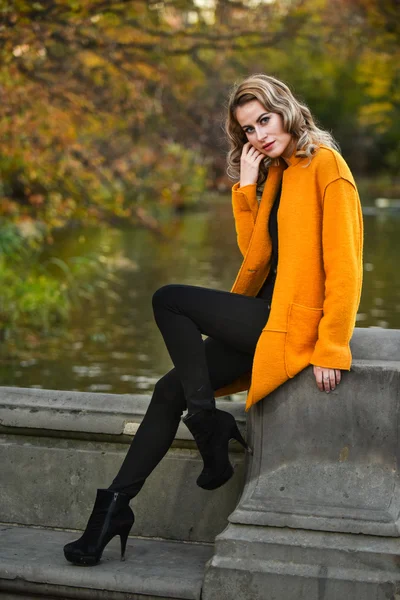 Modieuze vrouw poseren in park — Stockfoto