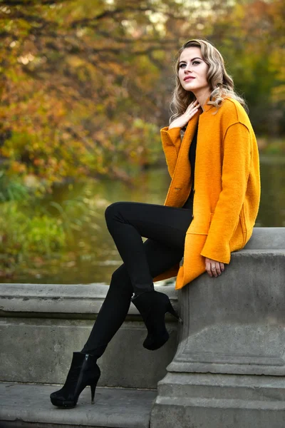 Modieuze vrouw poseren in park — Stockfoto