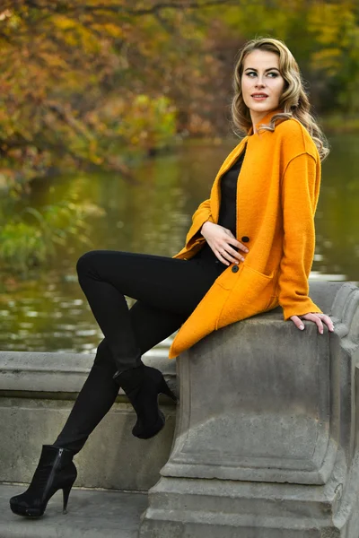 Модная женщина позирует в парке — стоковое фото