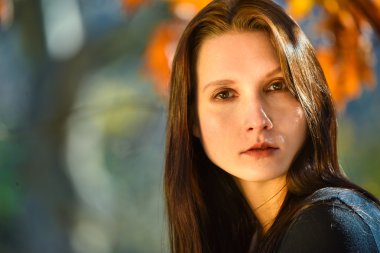 Sonbahar parkındaki kız