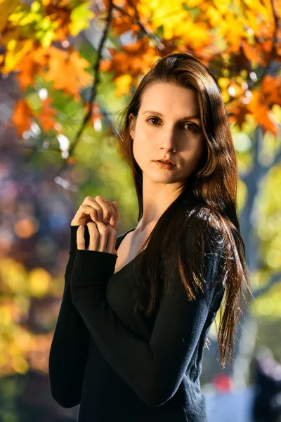 Beautiful woman in park — Stock Photo, Image