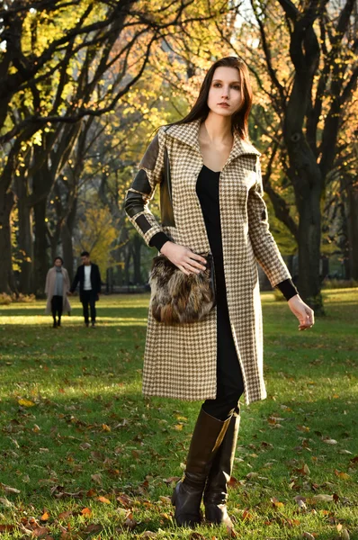 Modell poserar på Central Park — Stockfoto