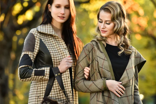 Meninas vestindo roupas elegantes — Fotografia de Stock