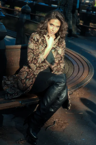 Femme assise sur le banc — Photo