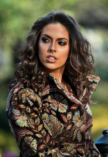 Menina elegante no parque — Fotografia de Stock