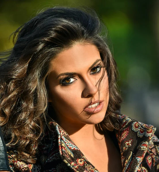 Beautiful woman in the park — Stock Photo, Image