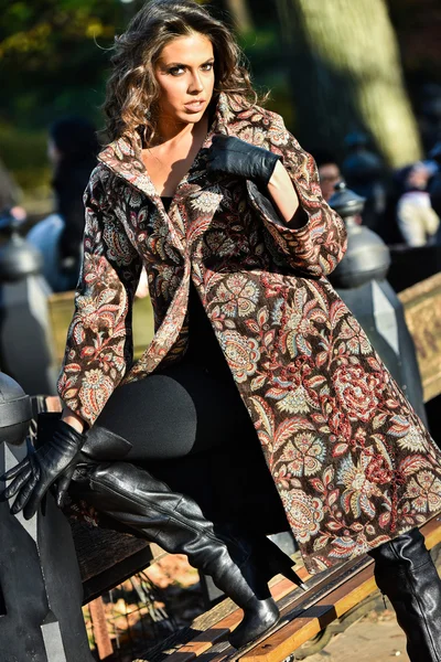 Elegant brunette model in park — Stock Photo, Image