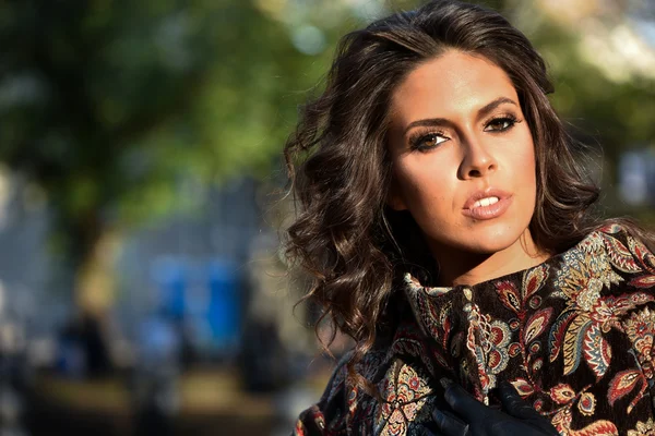 Young brunette model in park — Stock Photo, Image