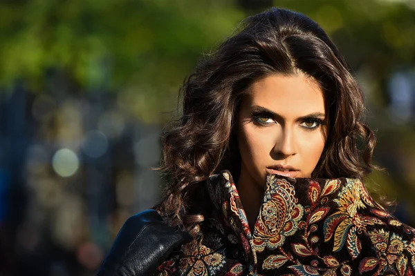 Beauty woman in park — Stock Photo, Image