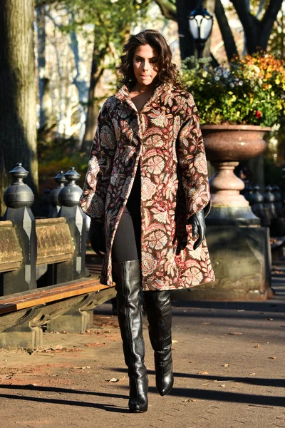 Vrouw wandelen in het park — Stockfoto