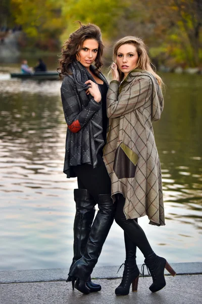 Dwie eleganckie modele w parku — Zdjęcie stockowe