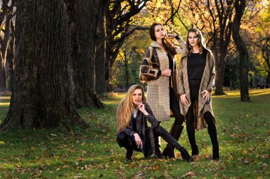 sonbahar şık giysileriyle güzel modeller