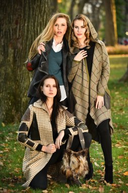sonbahar şık giysileriyle güzel modeller