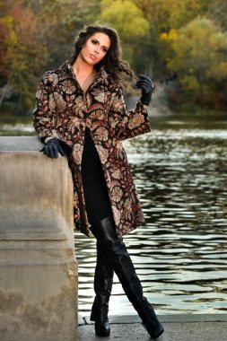 Sonbahar parkında güzel bir kadın