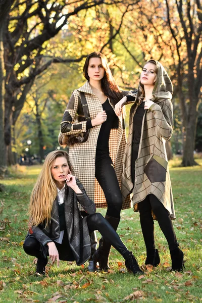 Mooie modellen in herfst elegante kleding — Stockfoto