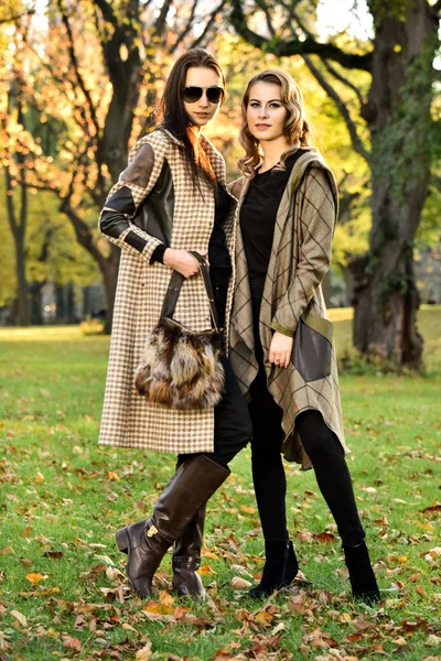 Meninas vestindo roupas elegantes — Fotografia de Stock
