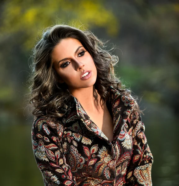 Woman posing in autumn nature — Stock Photo, Image