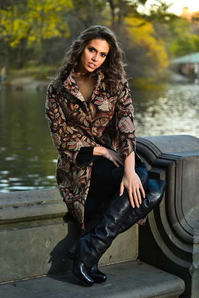 Beautiful woman in elegant coat — Stock Photo, Image