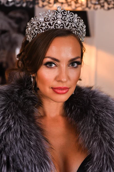 Mujer posando con una tiara —  Fotos de Stock