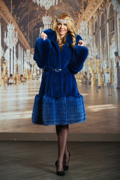 モデル着用のブルーの毛皮のコート — ストック写真