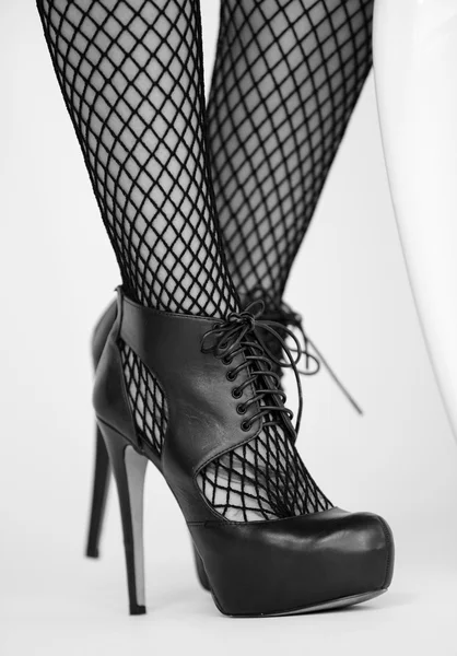 Ženský model nohy v síťované punčochové zboží — Stock fotografie