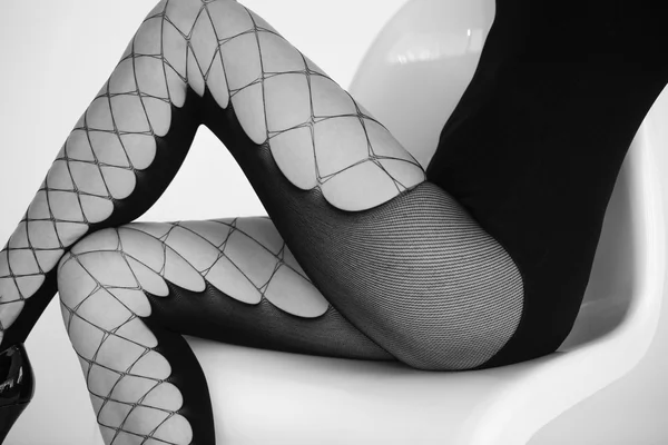 Ženský model nohy v síťované punčochové zboží — Stock fotografie