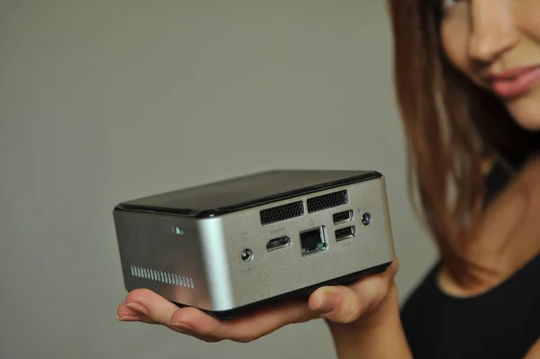 Modell hält Mini-Computer in der Hand — Stockfoto