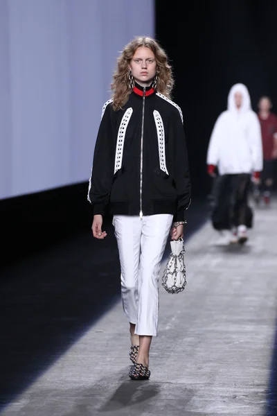 Alexander wang modenschau 2016 — Stockfoto