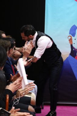 Tasarımcısı Stephen F seyirci selamlıyor