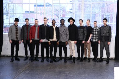 Modeller Matiere Sunumunda poz verir