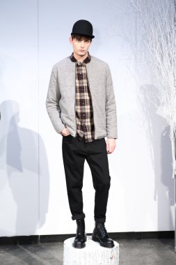 model poses at Matiere Presentation