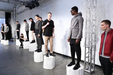 Modeller Matiere Sunumunda poz verir