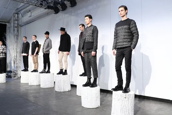 Models pose at Matiere Presentation — Stock Photo, Image