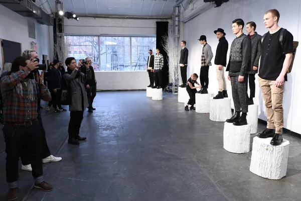Models pose at Matiere Presentation — Stock Photo, Image