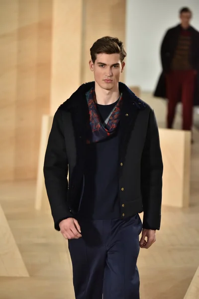 Perry ellis kollektion während der new york fashion week — Stockfoto