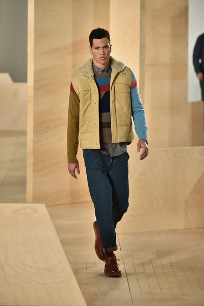 Perry ellis kollektion während der new york fashion week — Stockfoto