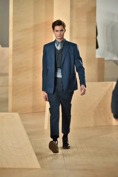 Perry ellis kollektion während der new york fashion week — Stockfoto