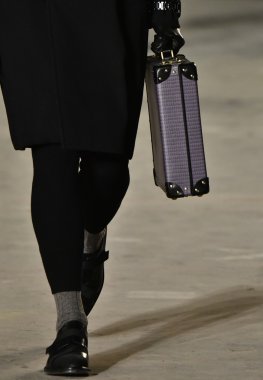 modeli Robert Geller giyen pist yürür